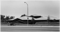 A black and white photo from 1976 shows the unusual style concept of the Sacramento County Library’s Arcade Library from the street.